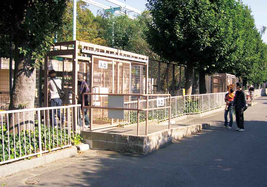 東山動植物園公園（カンガルー　ゲート・エサカゴ）の画像